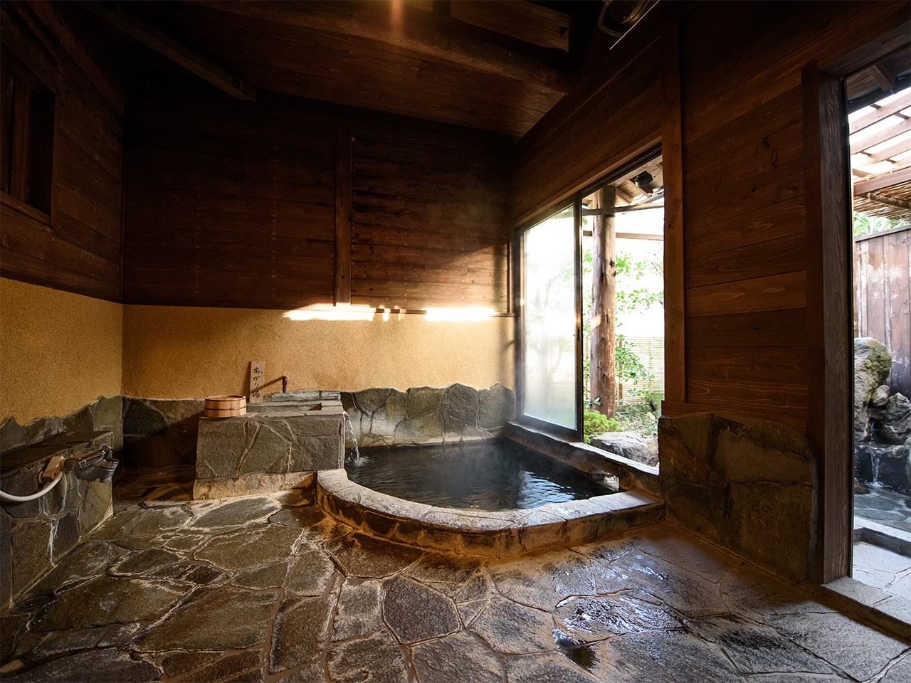 貸切露天風呂「花合野（かごの）」は桧造りの内湯と大きな岩を配した露天に分かれております。