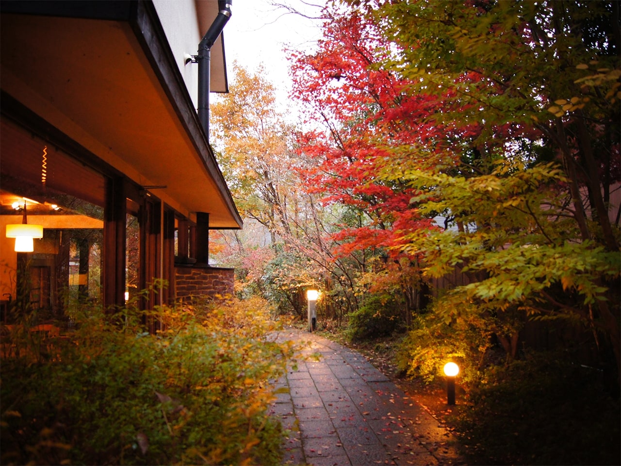 湯の坪通りや金鱗湖に近く、散策に便利な場所にございます。