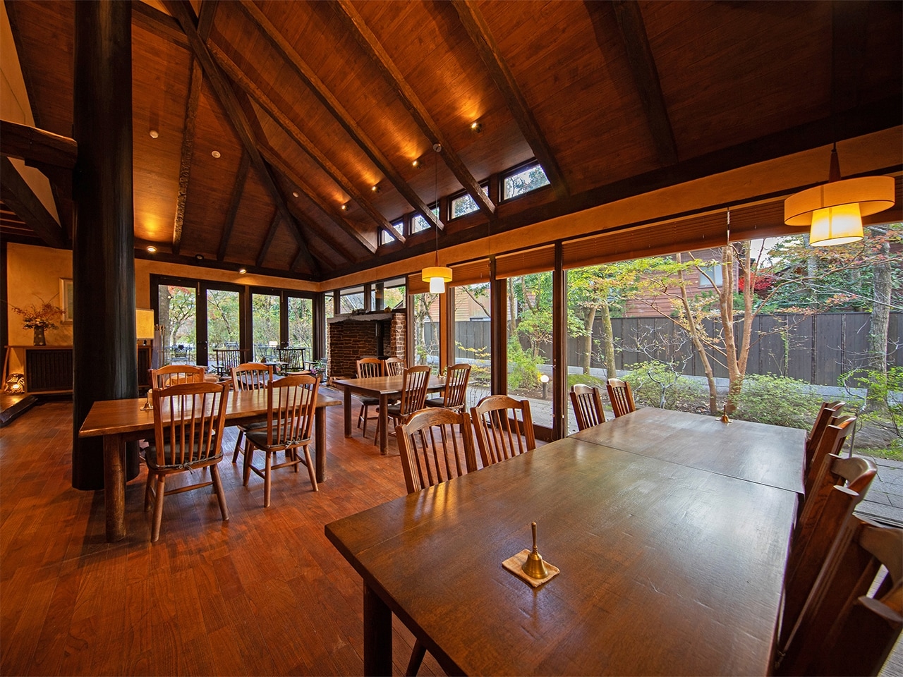 朝の日差しがたっぷりと差し込む食事処