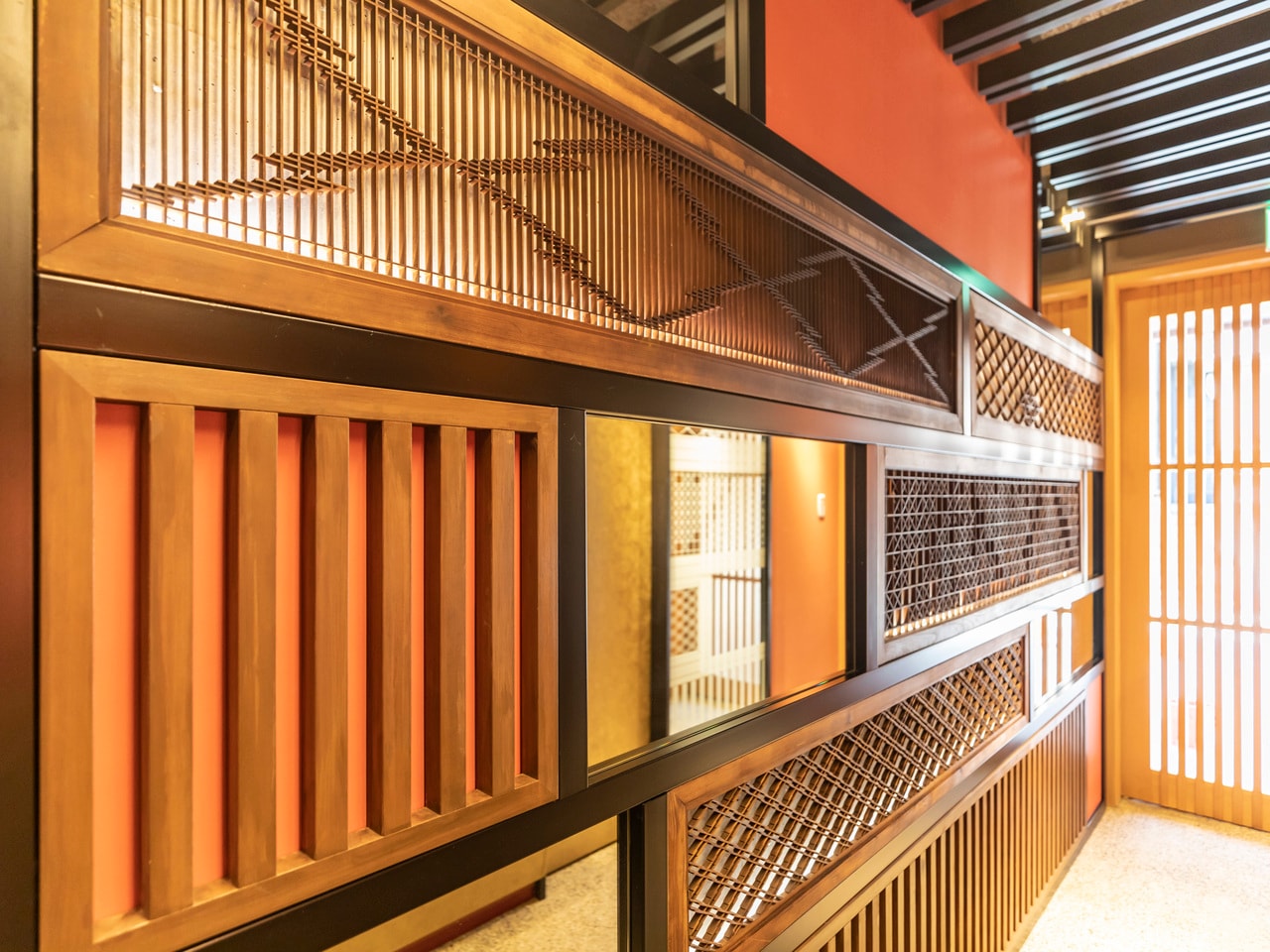 組子細工の柔らかな陰影が広がるエントランス