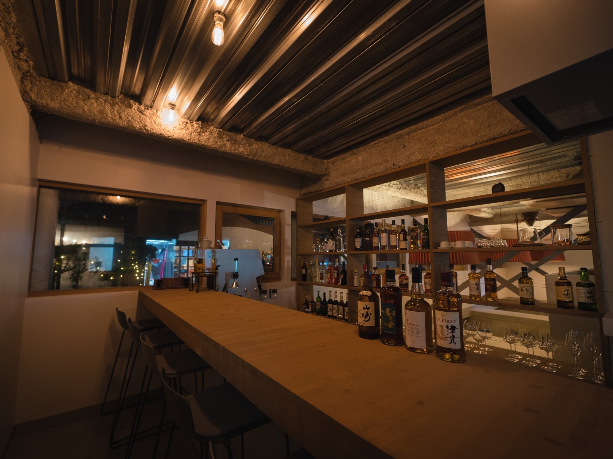 夜の時間を楽しめる 半地下Bar