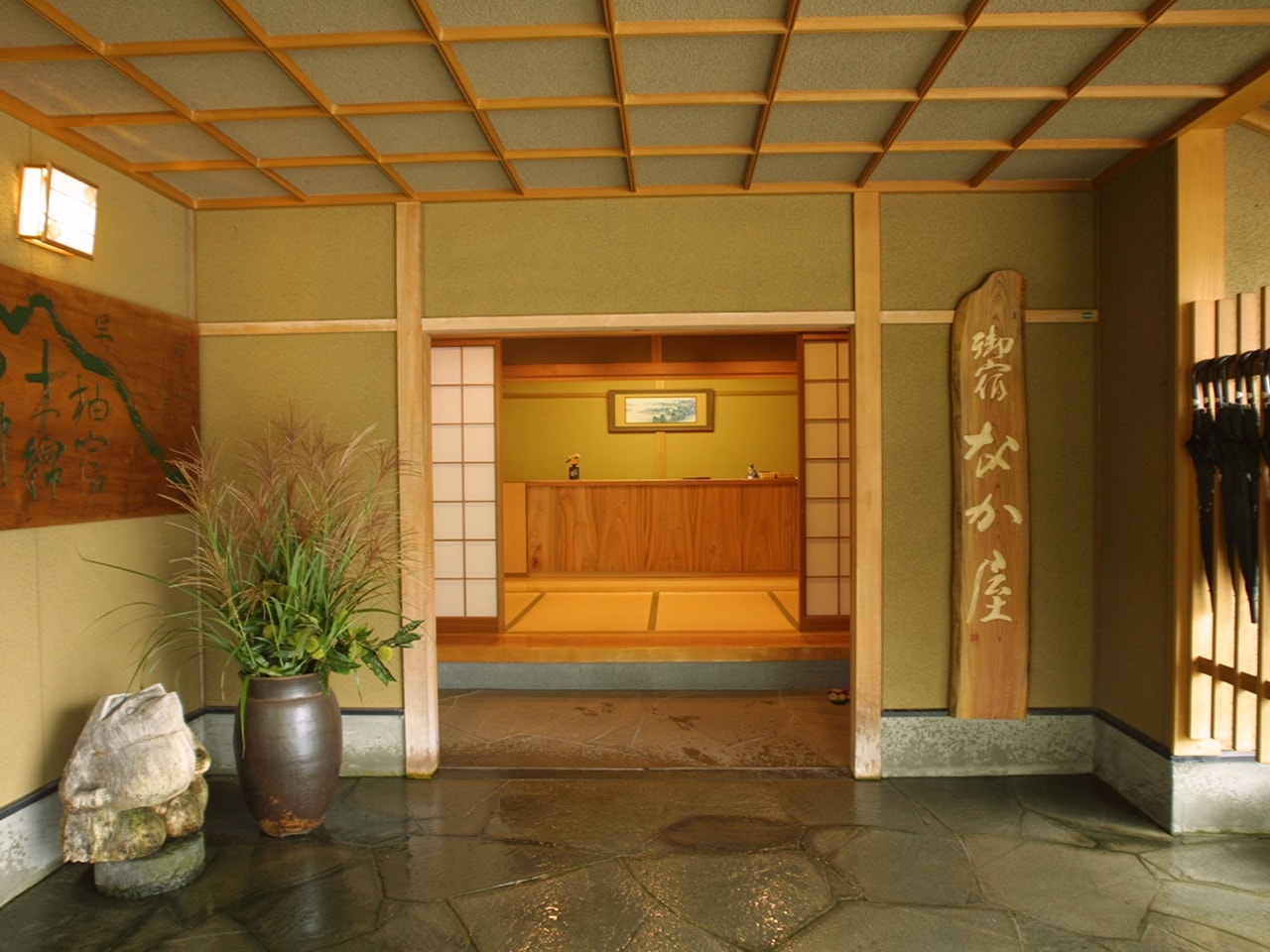 湯の坪街道の賑わいから一歩入れば静かな宿