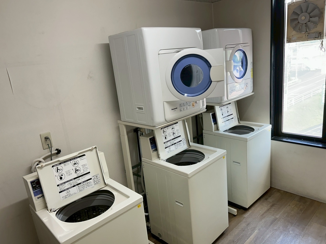 コインランドリー　洗濯機・乾燥機（4階に2台ずつございます）