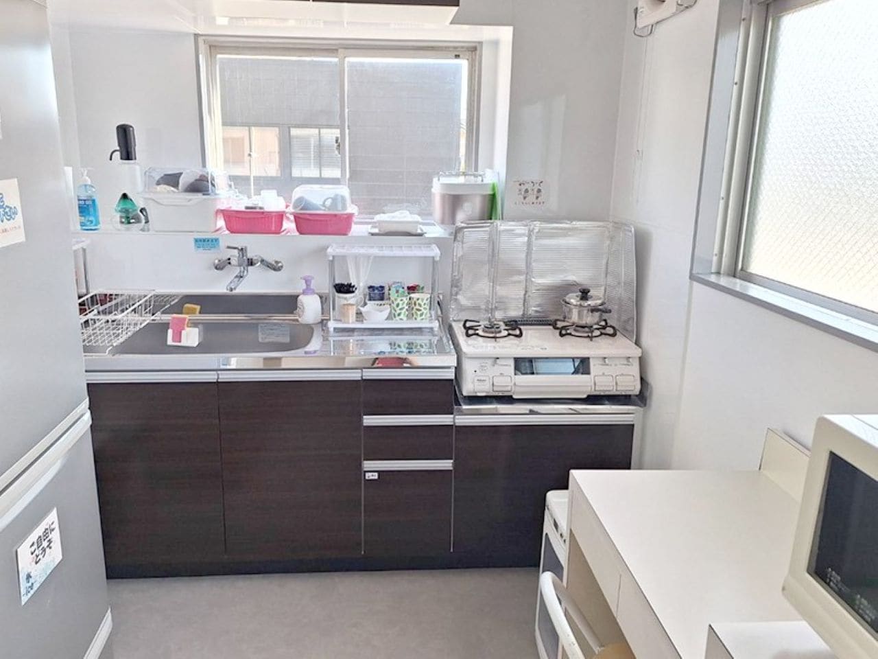 共用キッチン：電子レンジやコンロなどご自由にお使いいただけます。 無料のコーヒー・ティーパックなど揃えております。