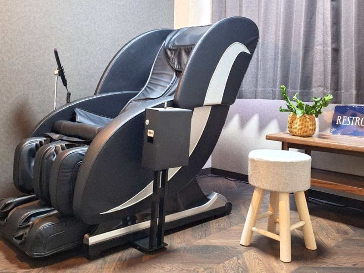 コイン式マッサージチェア、共用トイレ、共用お風呂を完備しております。ご自由にお使いください。