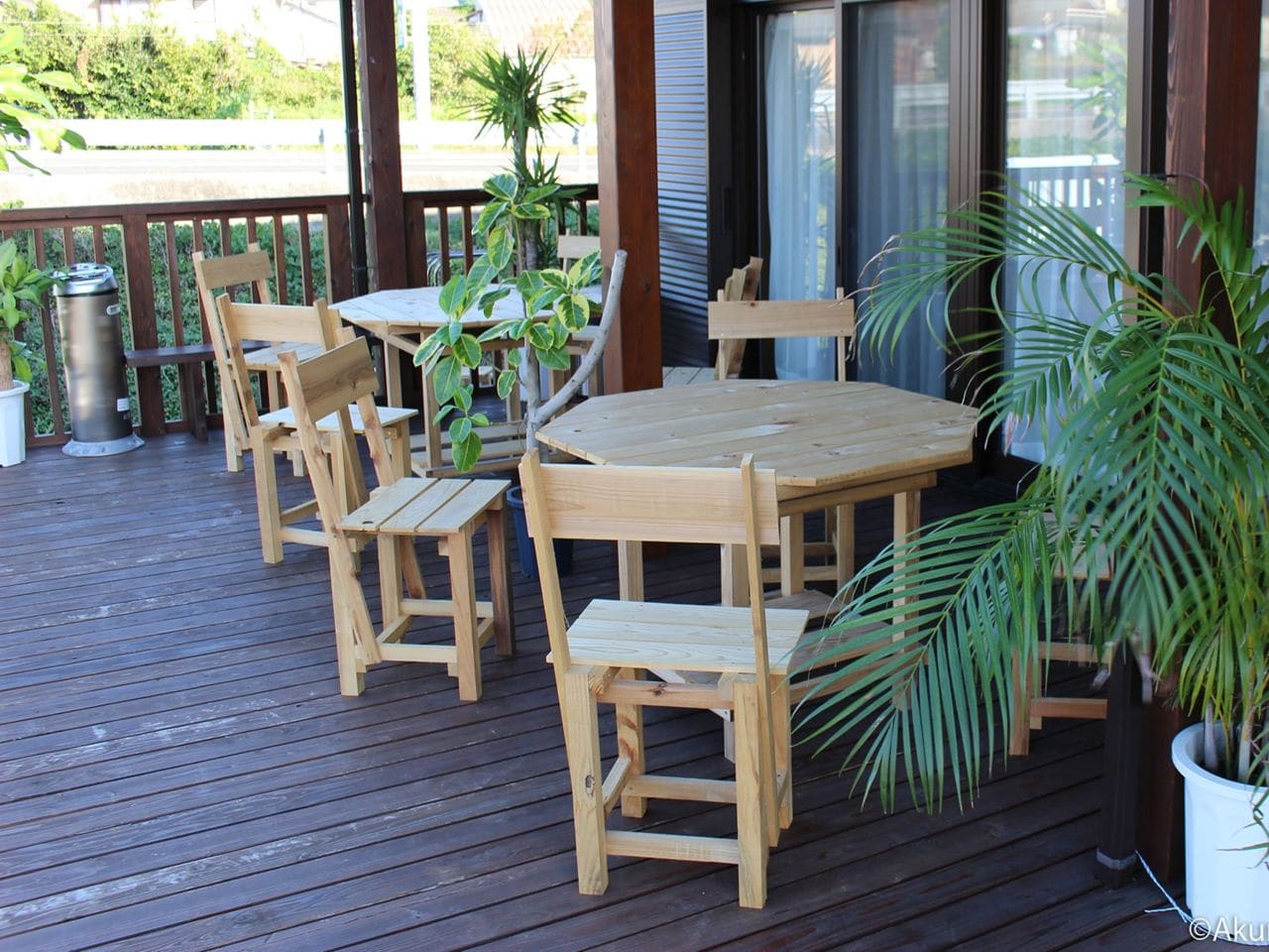 テラス（灰皿があり、喫煙できます。館内は全て禁煙です。）