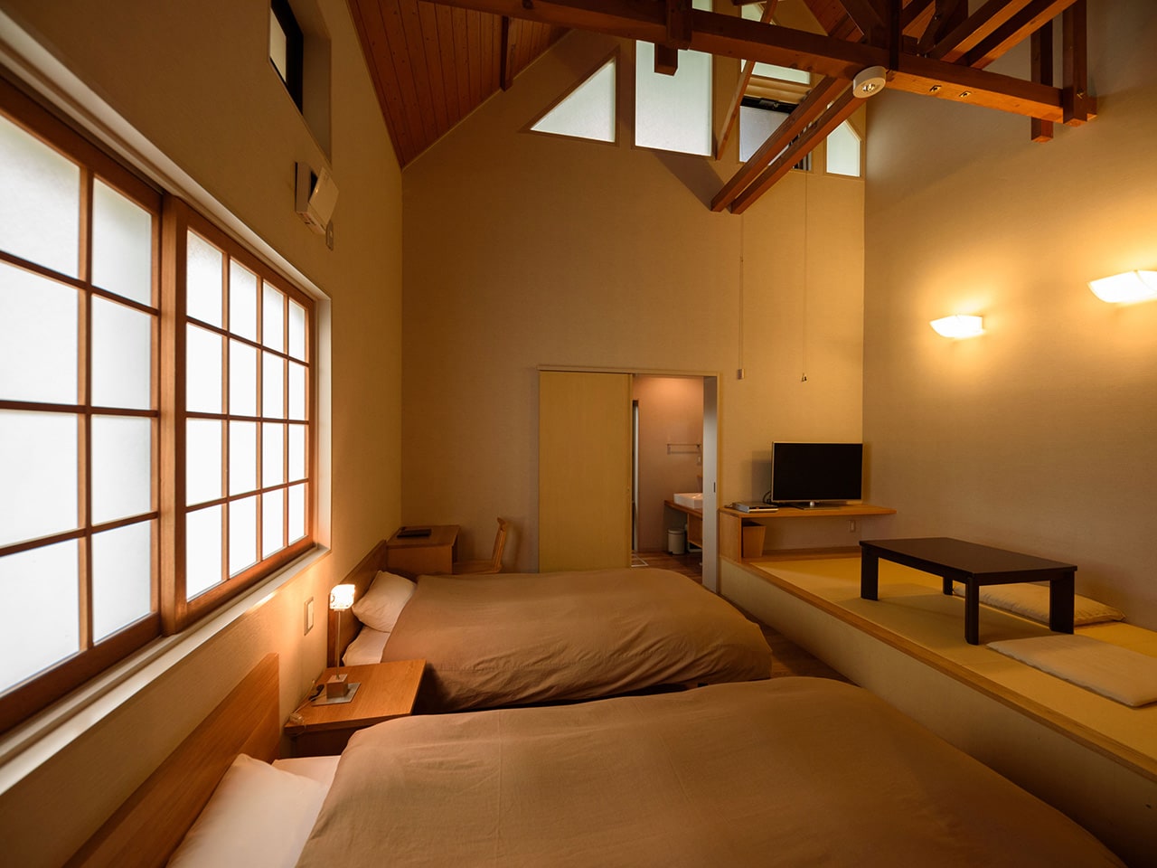 別館 荘：半露天風呂（陶器風呂）付和洋室「琥珀」【禁煙】