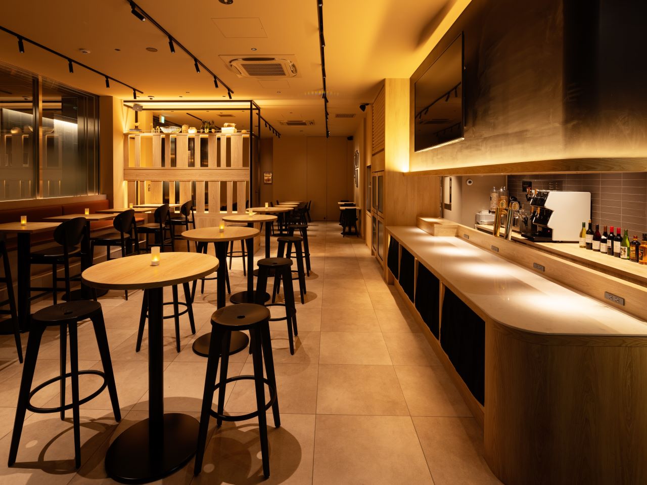 居心地のよいバーで、特別な夜をお過ごしください