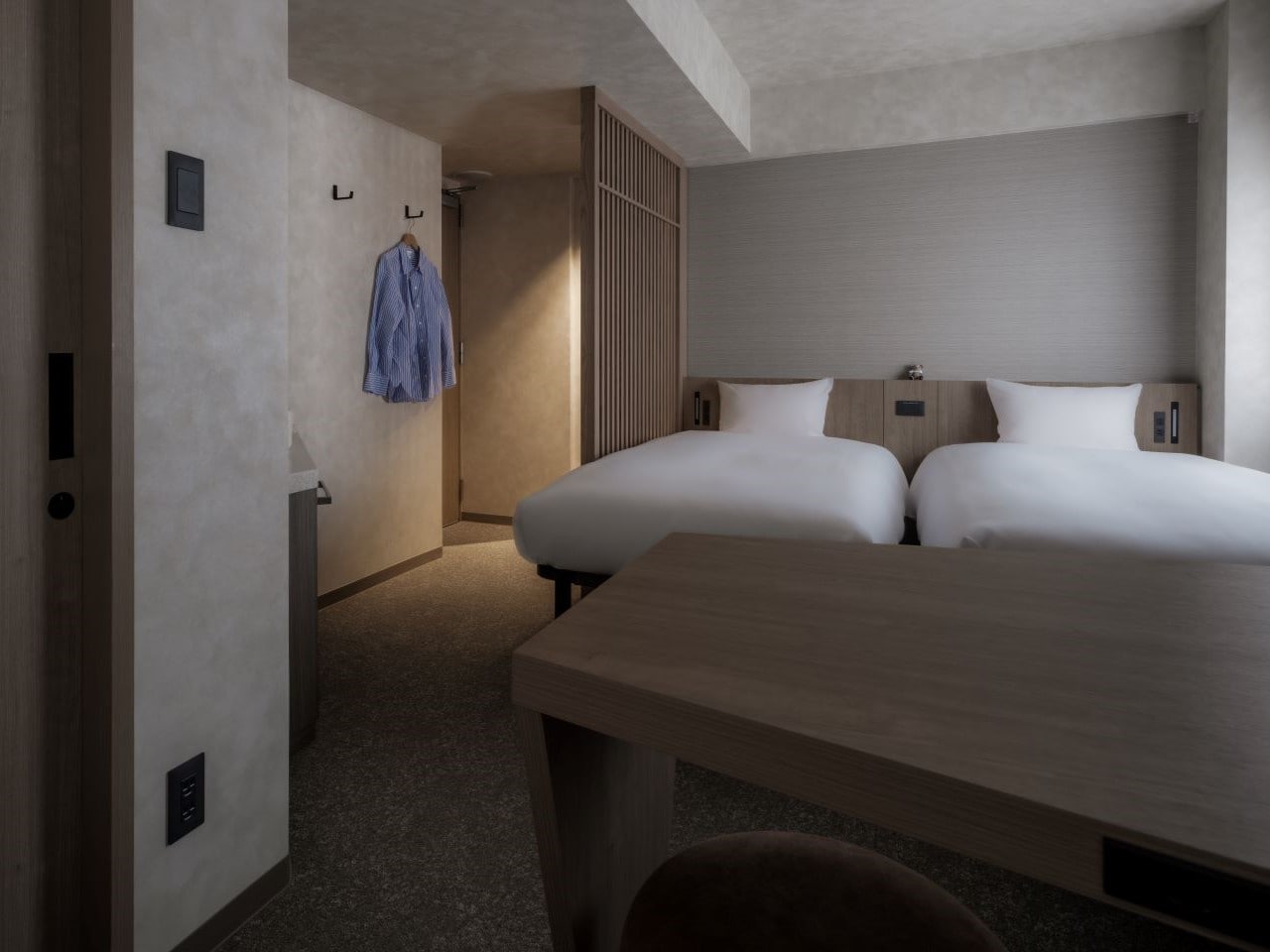 ナチュラルウッドの大きなテーブル