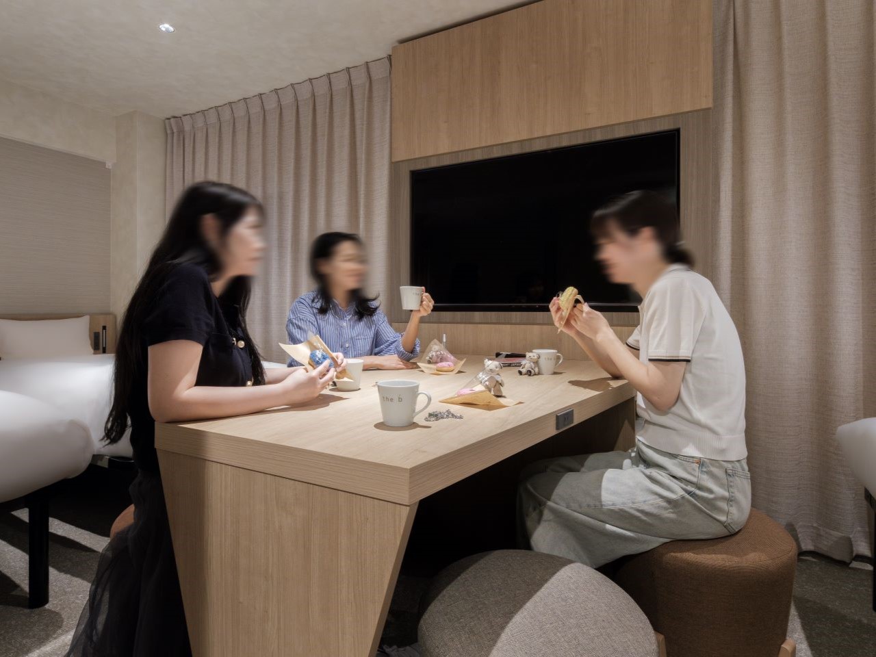 家族や友 人と食事を囲んだり、会話を楽しんだり、動画を観たりと、ともに過ごす楽しさを自然に引き出すレ イアウトが特長