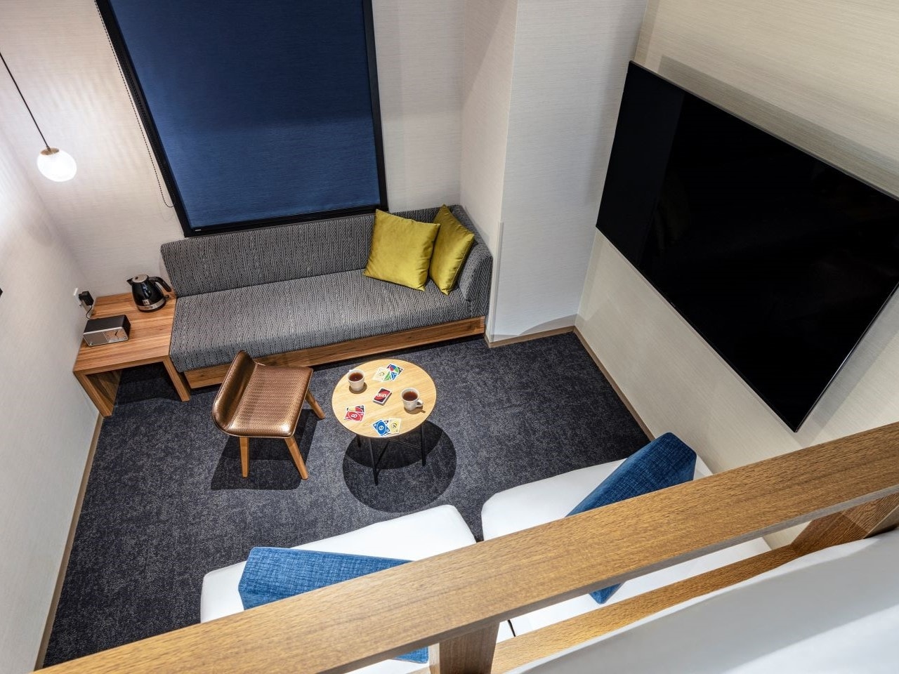 ソファや背もたれクッションを備え、ゆったり会話を楽しめます