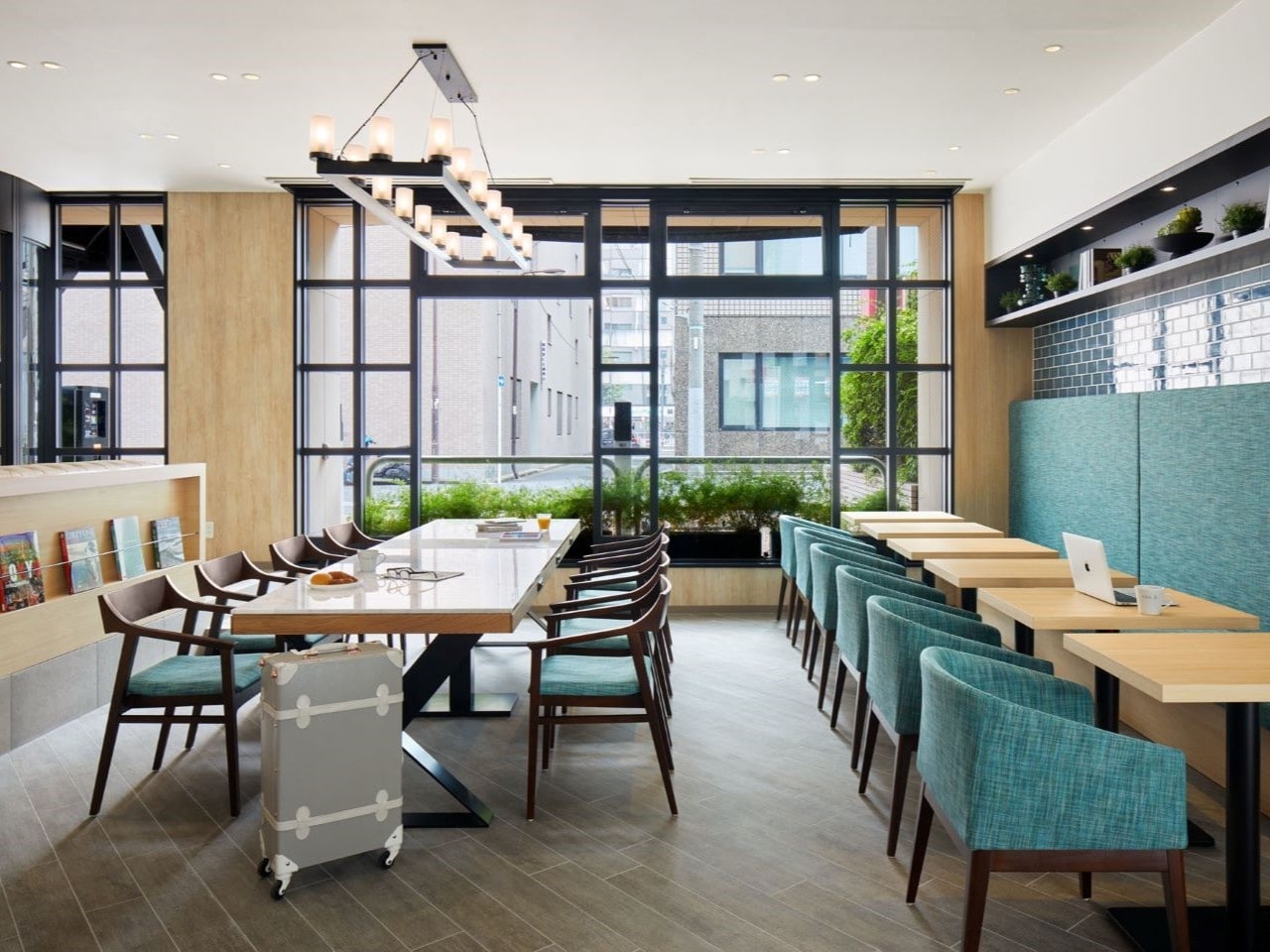 長机には電源を備えPC作業に便利