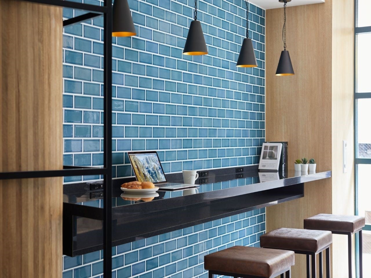 奥のスペースにはカウンター・スツールも