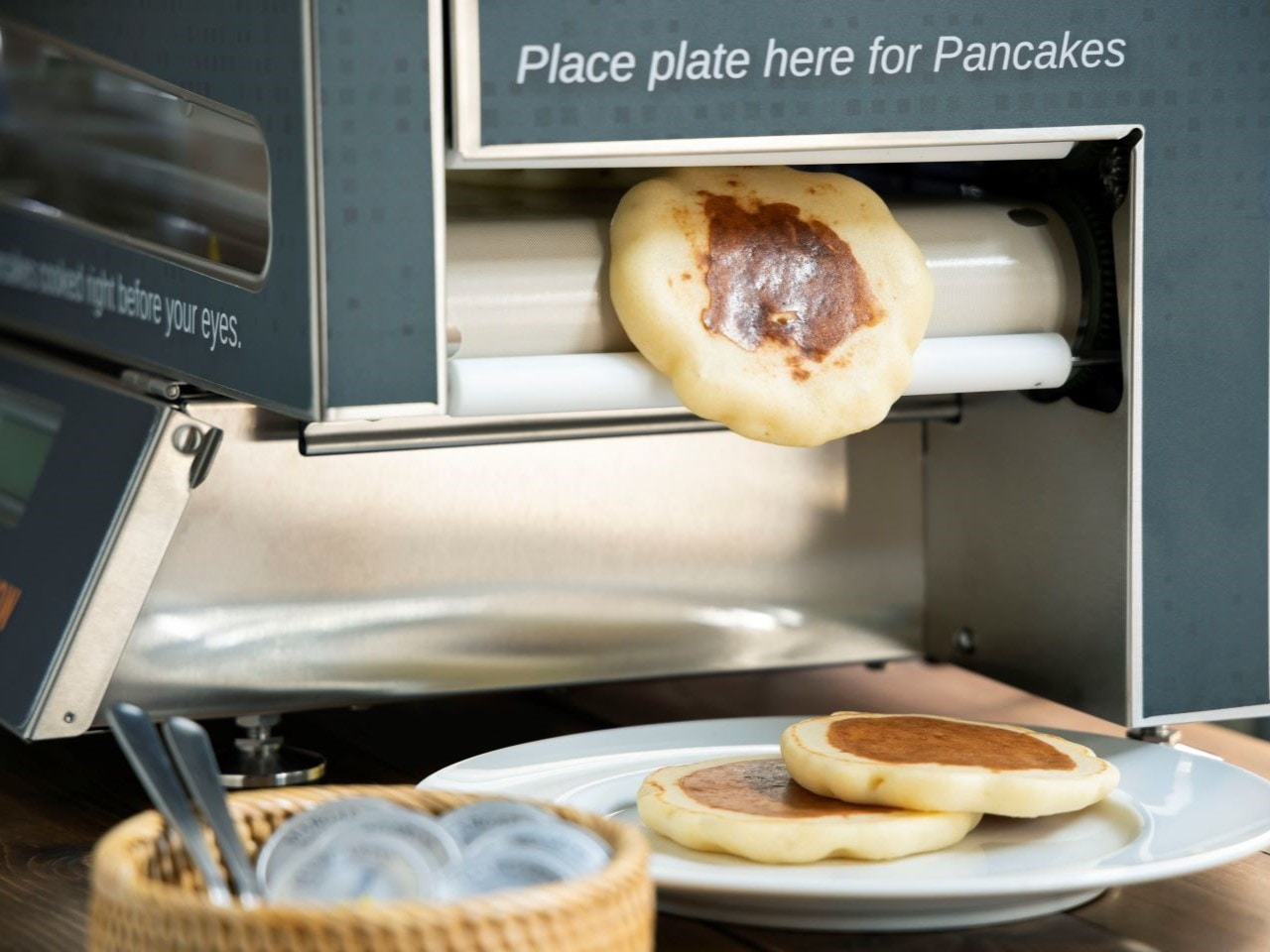 ボタンひとつで手軽につくれる、温かくフレッシュなパンケーキ