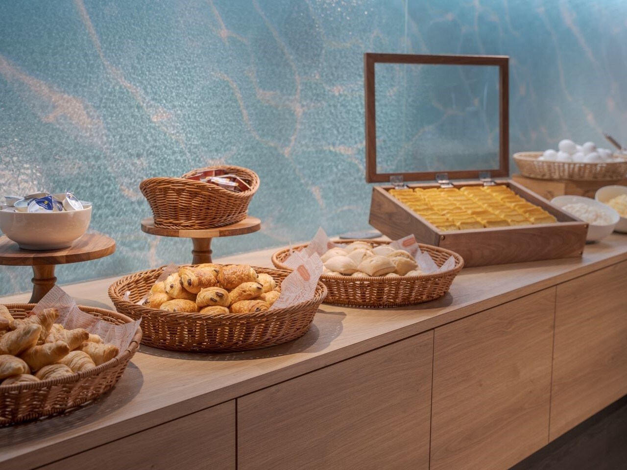 こだわりパン各種、ディップ数種、たまご料理、スープ、ヨーグルトをご用意