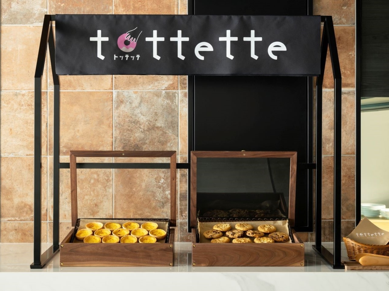 ドーナツ、クロワッサン、アイスなど、商品は地域やホテルごとに様々です。