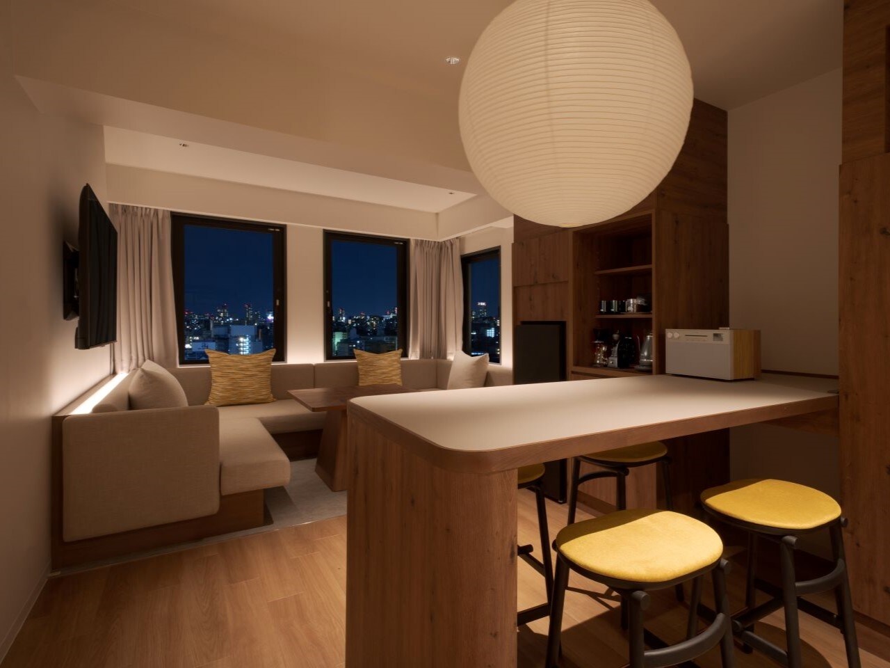 ゆったりくつろげる、大きなコの字型のソファ