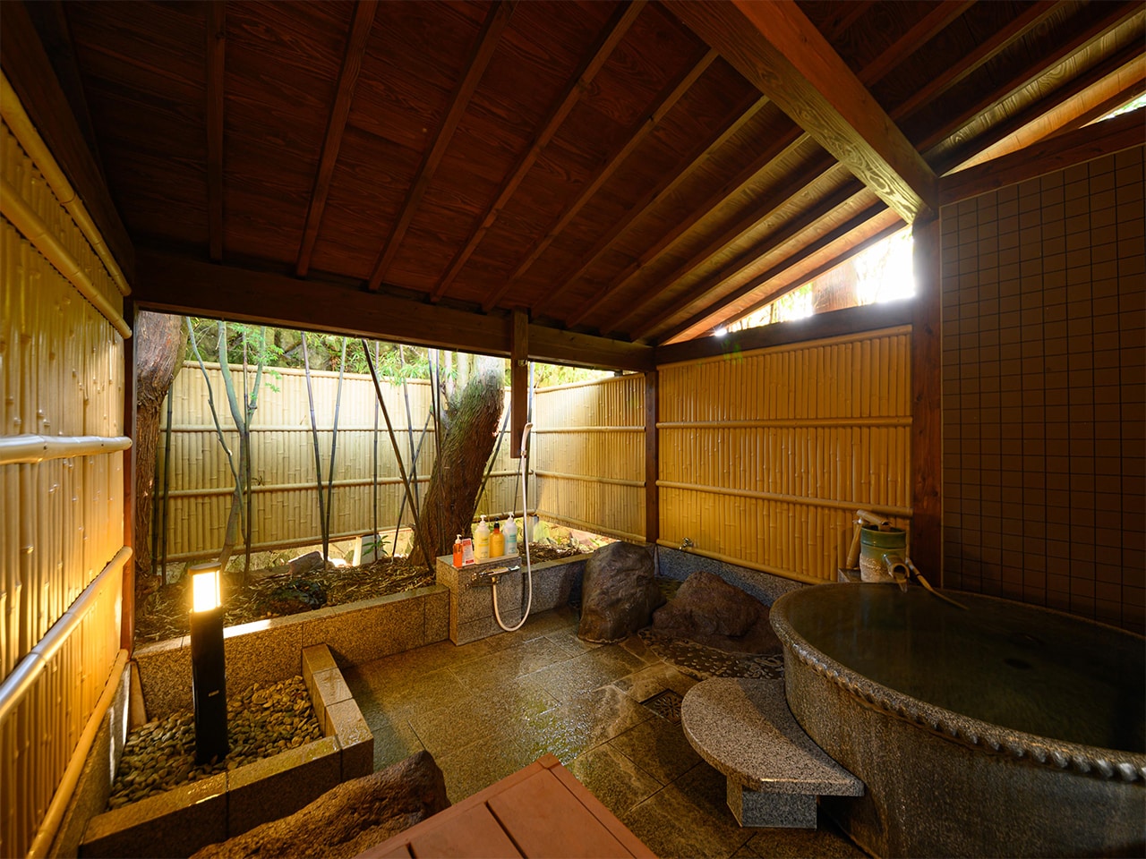 信楽焼き陶器風呂付き離れ和洋室