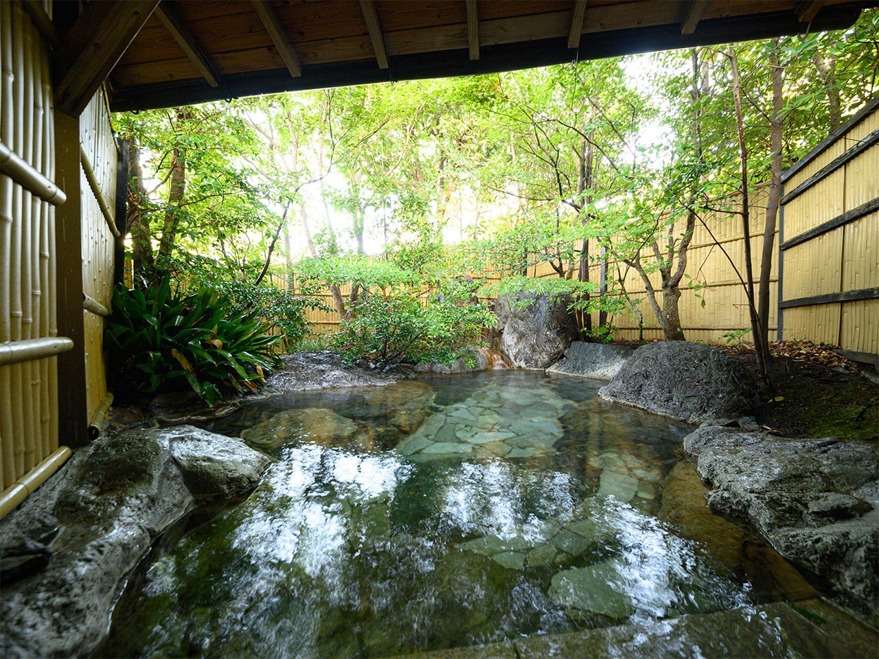 木々の合間から美しい由布岳を望む露天風呂