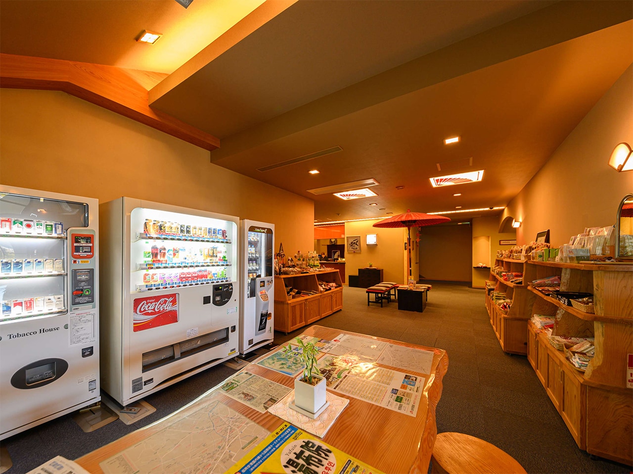 本館1Fには売店や自販機がございます。