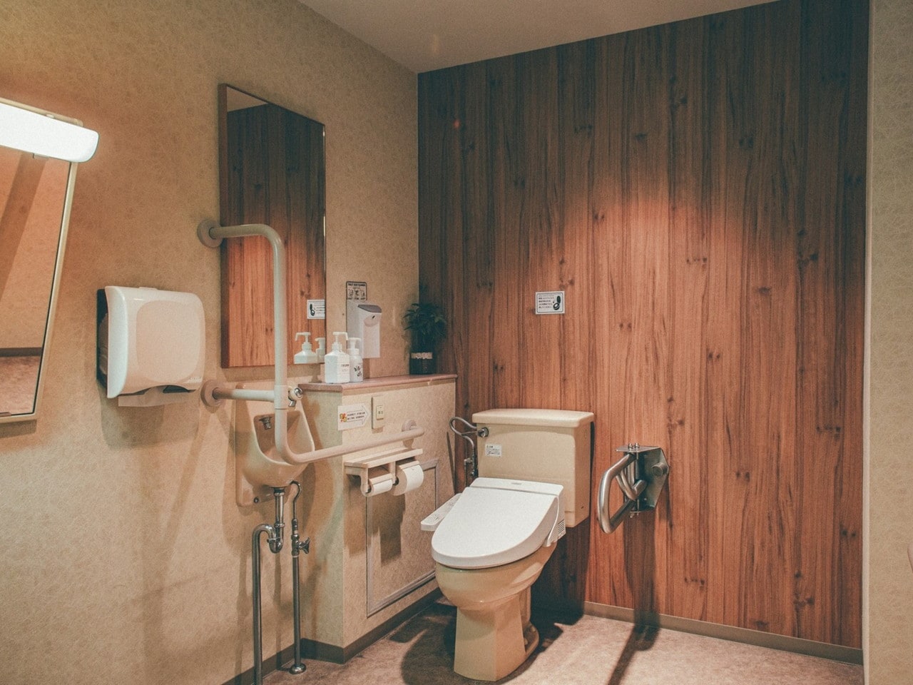 ユニバーサルトイレ