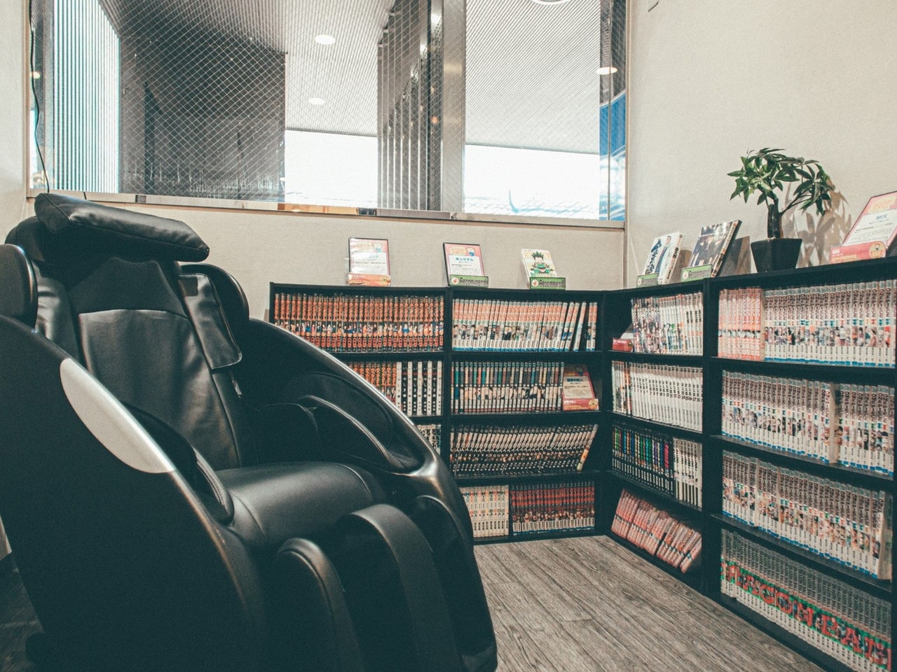 コミックコーナー&マッサージチェア