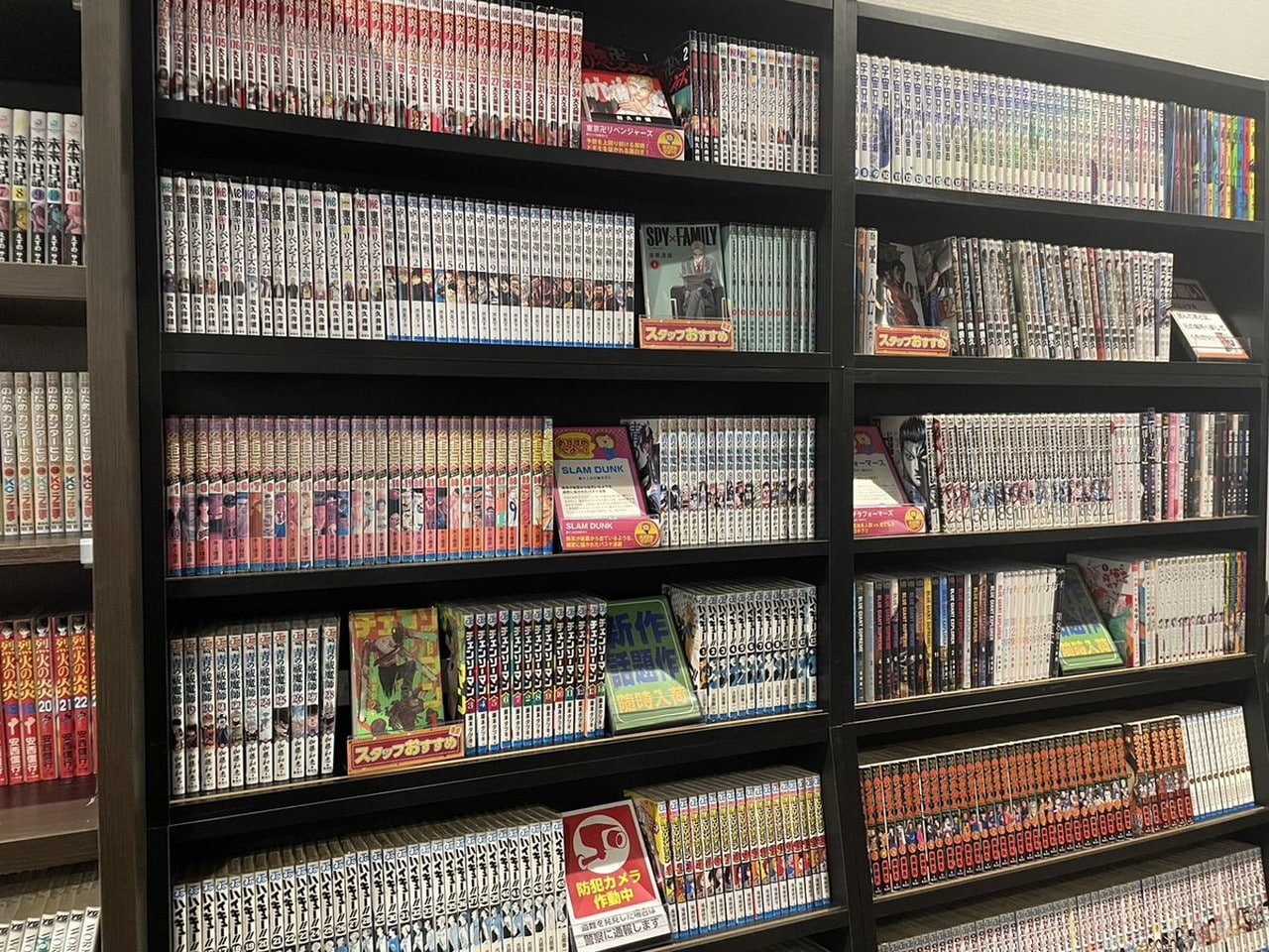 コミックコーナー　コミック本の無料貸出し致しております。 就寝前や寛ぎのお時間などにぜひご利用ください。