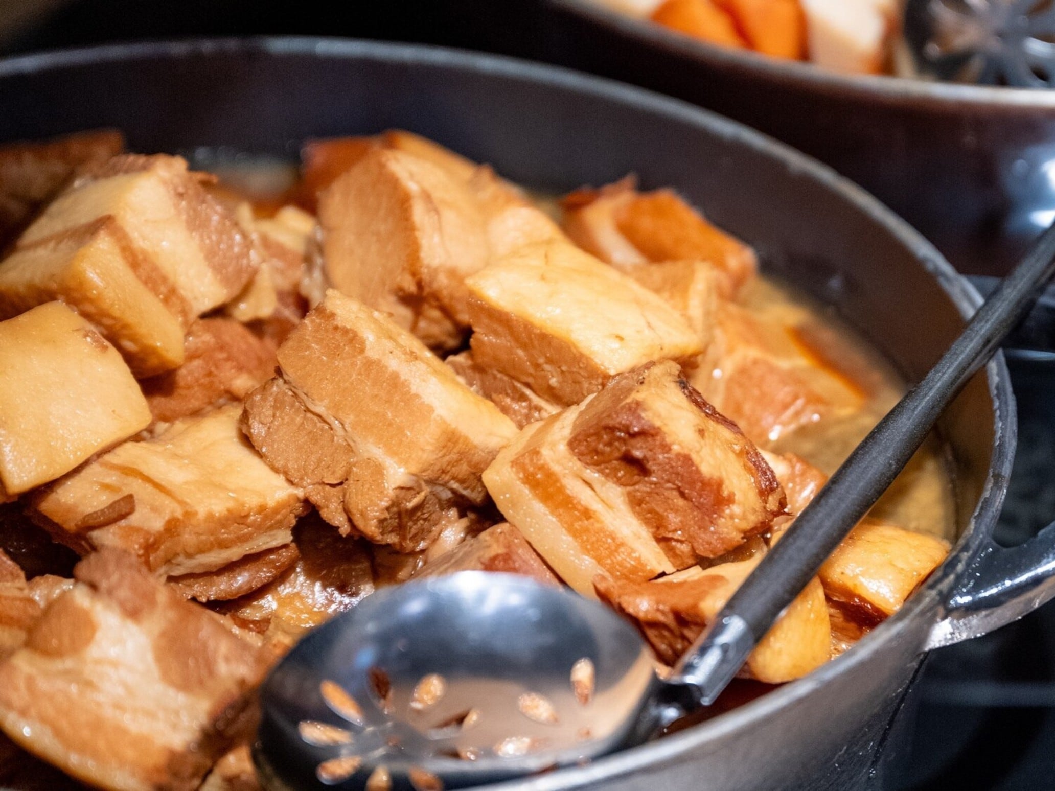 朝食バイキング一例　豚の角煮・筑前煮