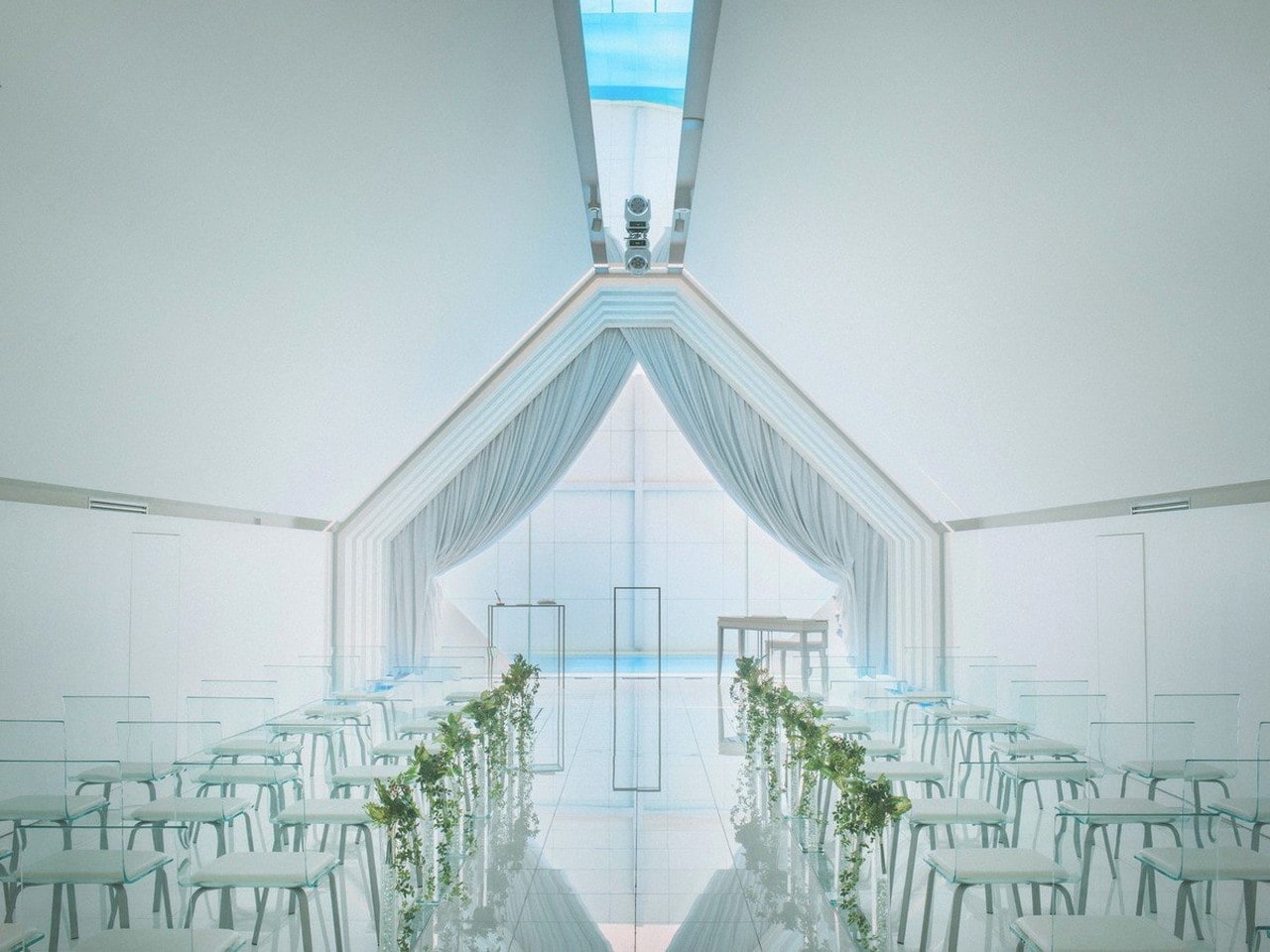 チャペル　高台にある水と光の教会は、金沢市街地を一望いただけます。