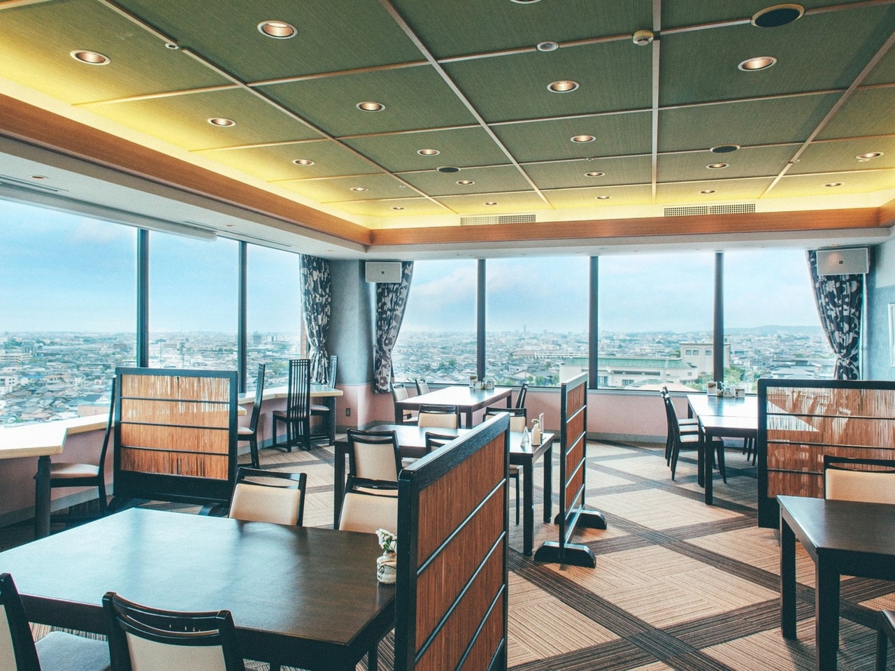 レストラン「加賀料理　加能」最上階の8階にあり、加賀料理＆しゃぶしゃぶを中心とした多彩なお料理をご提供いたします。