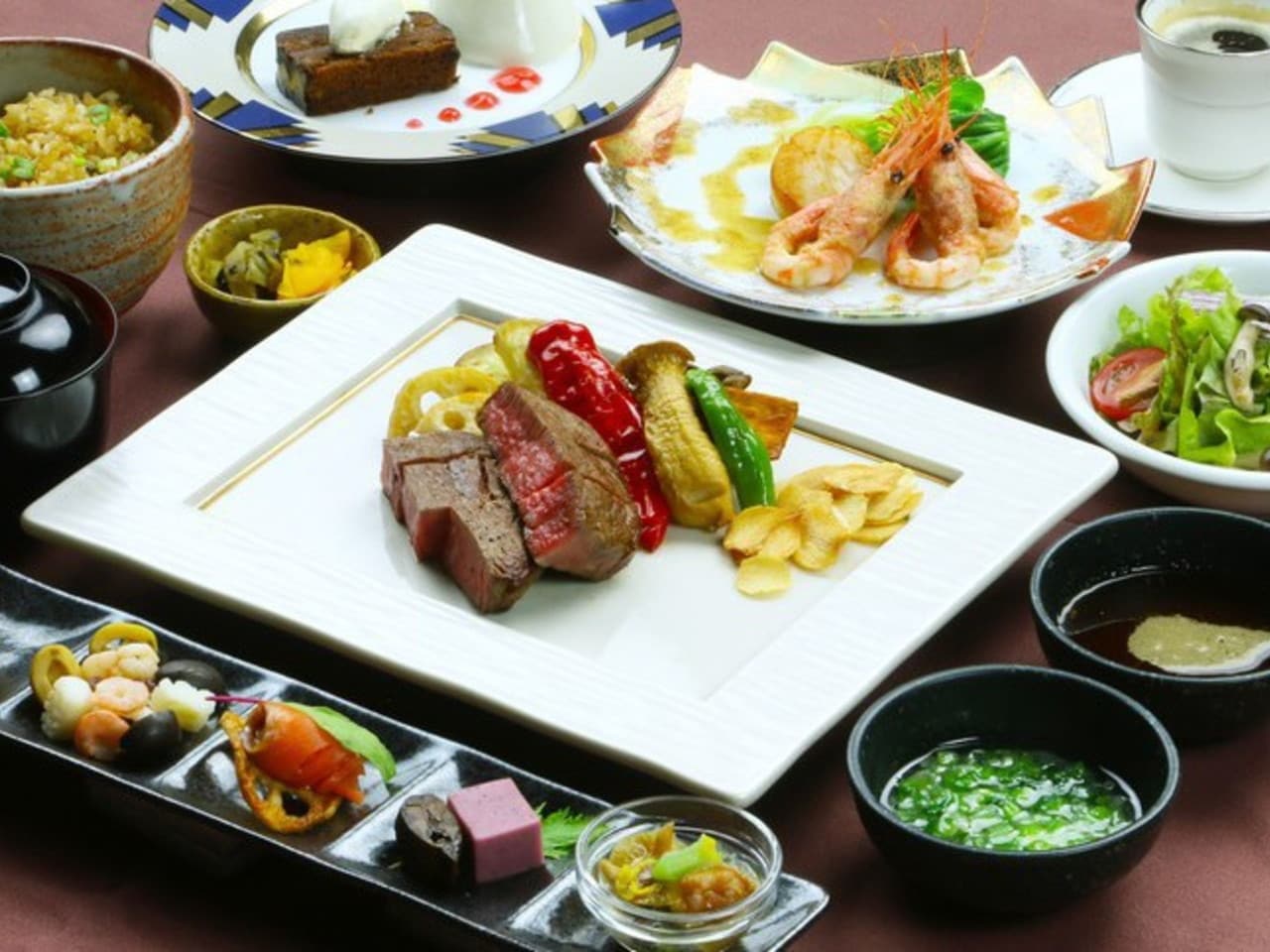 レストラン「鉄板焼きレストラン　高尾」お客様の目の前で焼き上げます。 地元金沢の新鮮な魚介や最高級の牛肉ステーキをご用意しております。