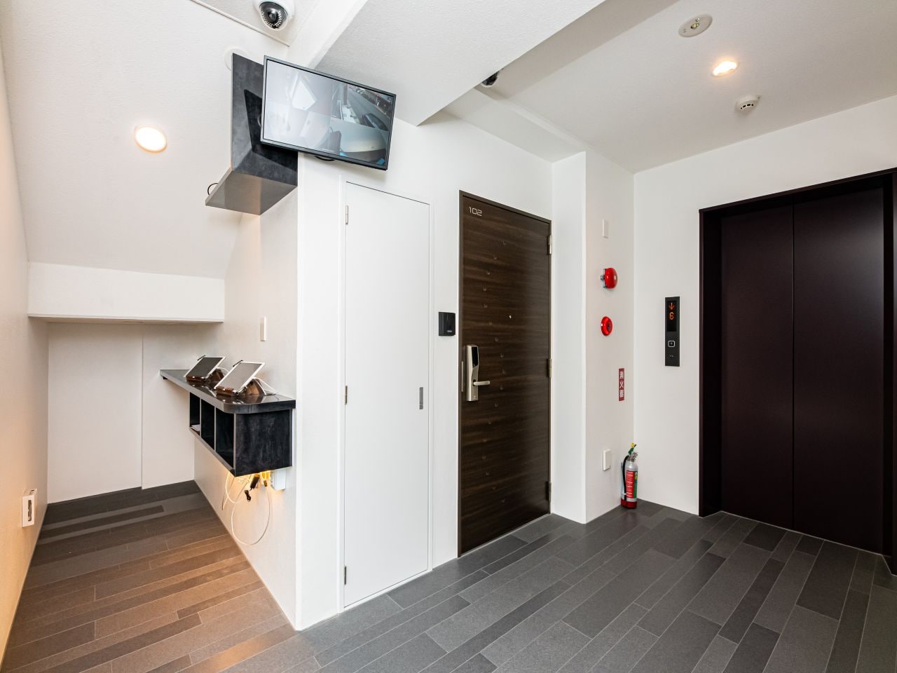 1階エントランスは24時間施錠、共有エリアには監視カメラを設置し、安心安全なセキュリティ