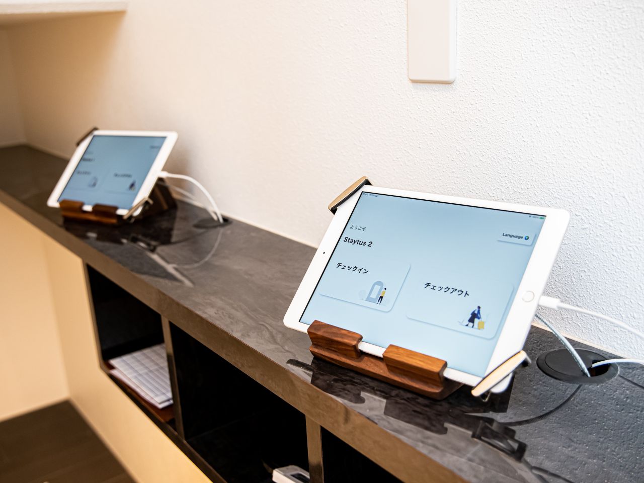 設置のタブレット端末でチェックイン・チェックアウトができます