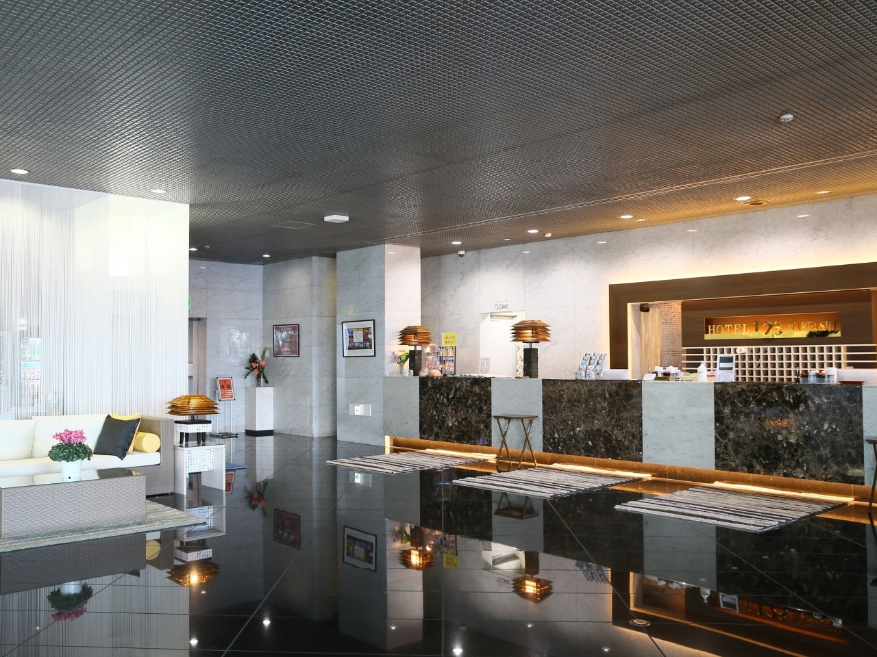 フロント（WEST館1階）