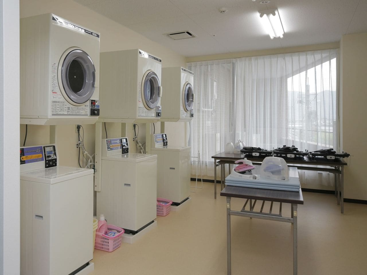 コインランドリー（有料、洗剤は自動投入式）