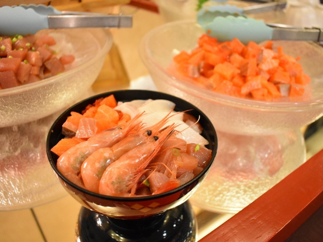 朝食盛付けの一例です。お刺身を海鮮丼にしてみました。