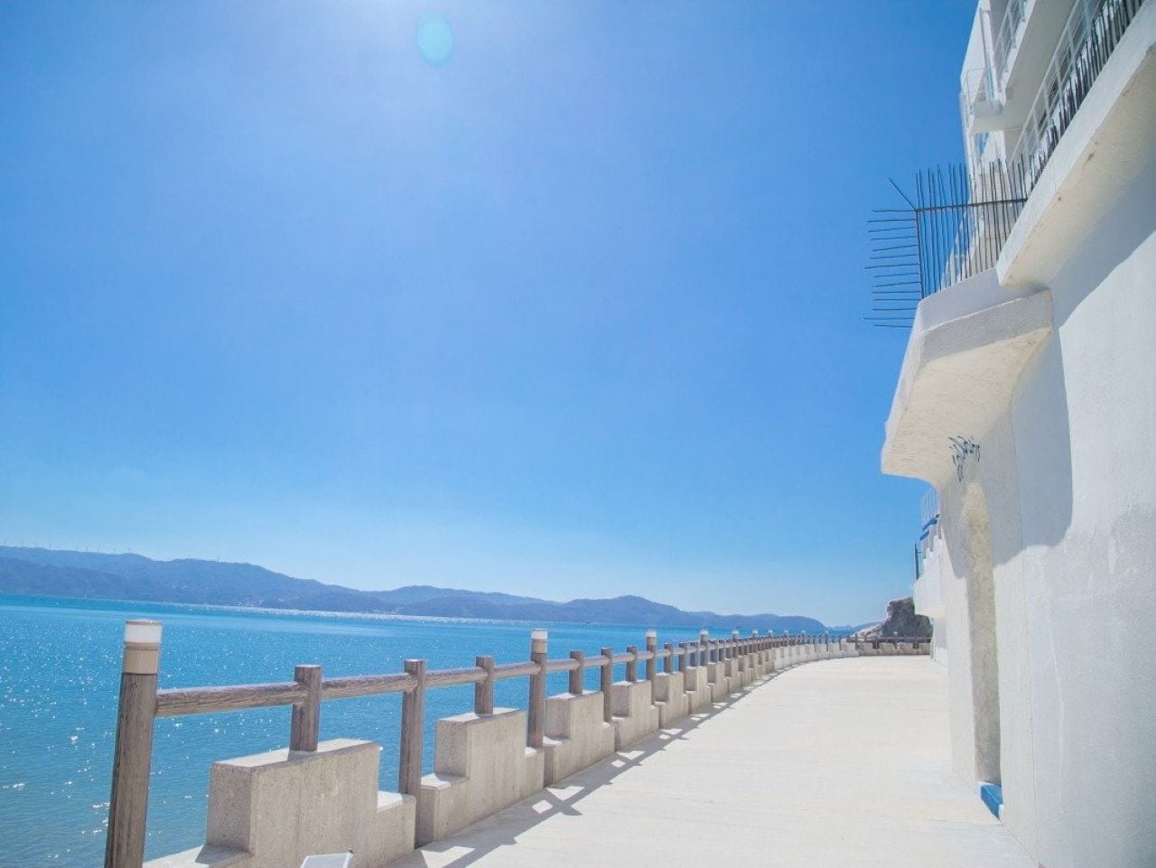 海と空が一体となった和歌浦湾の景色