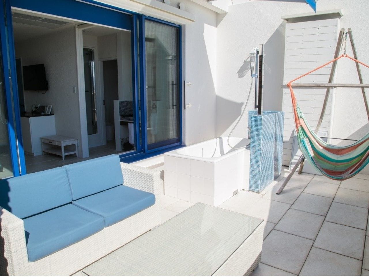 デッキツイン、テラスツインは客室に露天風呂があり、テラスツインにはハンモックも設置。当ホテル一押しです。（画像はテラスツイン）