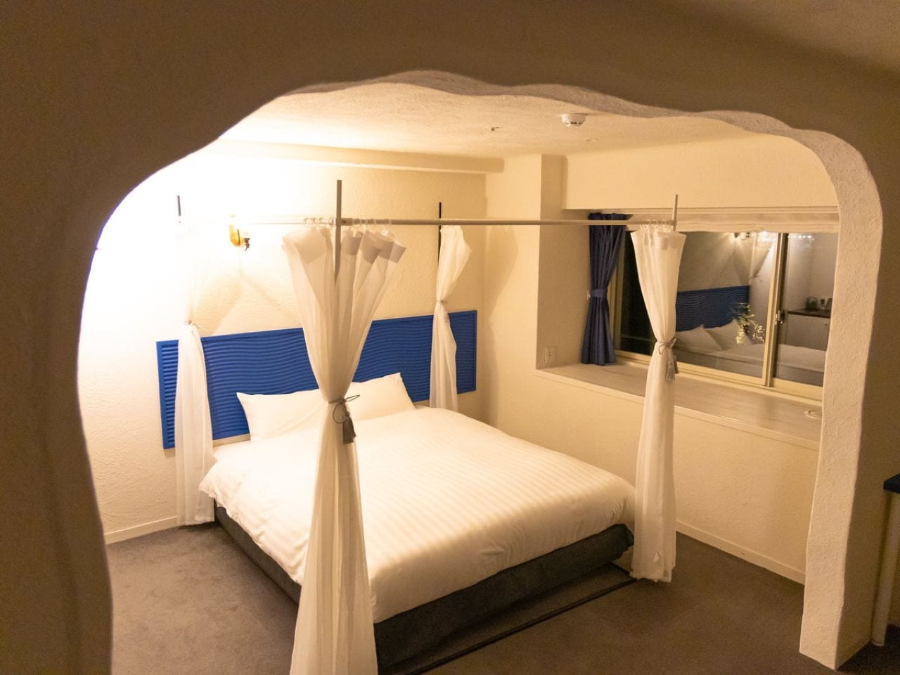 2021年秋にリニューアルしたラージダブルルームは2部屋を繋げた広めの洞窟のようなダブルルーム。ソファーベッドを利用して最大4名利用可能です。