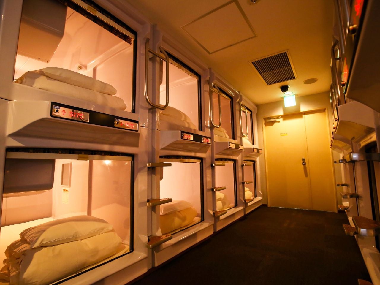 カプセルホテル【男性専用】