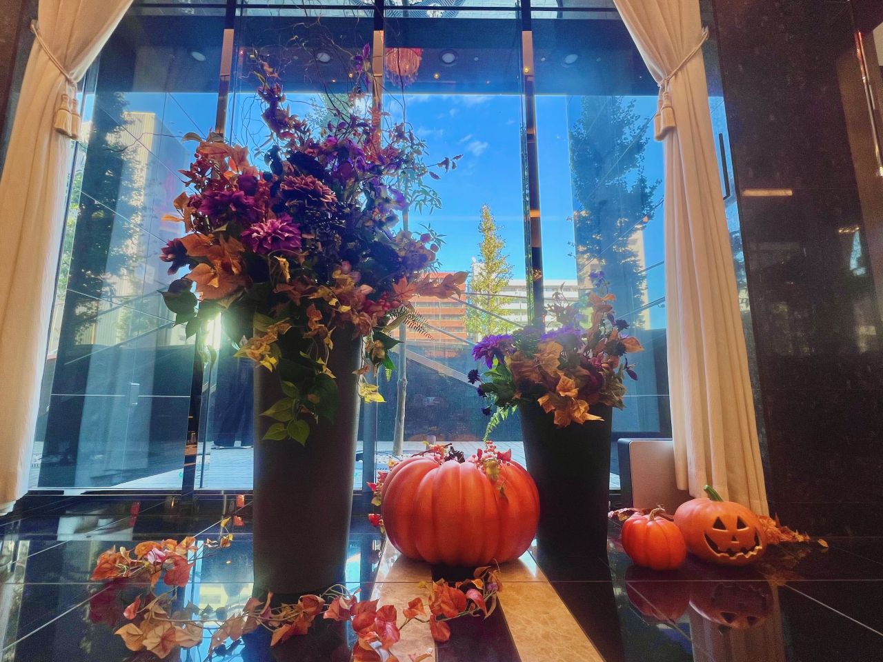 【ハロウィン装飾】ハロウィンの装飾と共にお客様のご来館を楽しみにお待ちしております