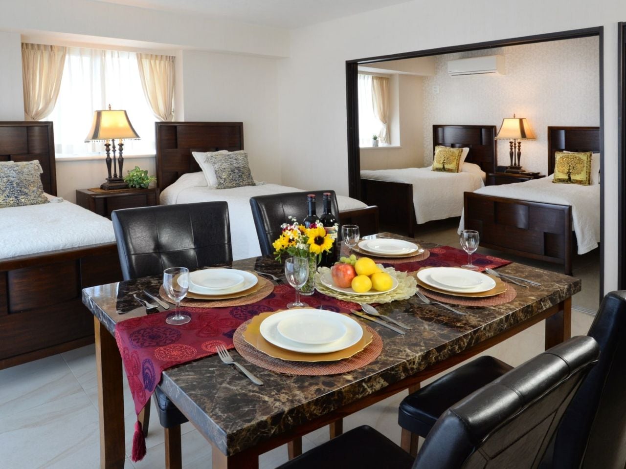 落ち着いた雰囲気と高級感に包まれた客室