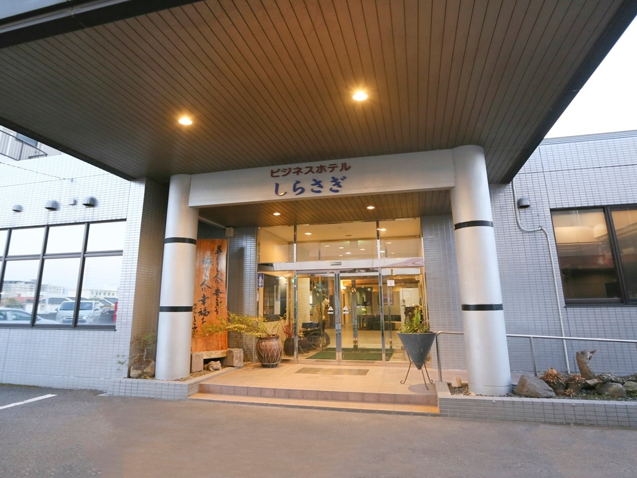 ビジネスホテルしらさぎ　入口