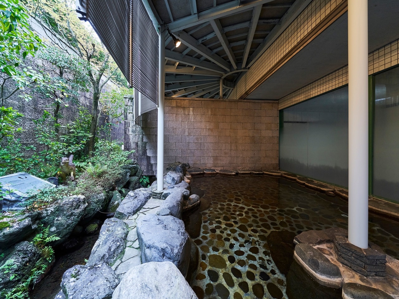 露天風呂　エオラプトルがお出迎え！