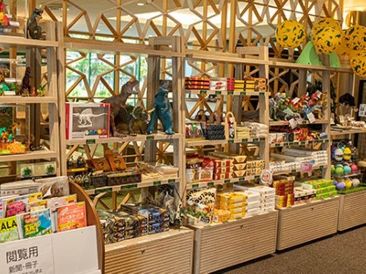 売店　ご当地のお土産やホテルオリジナルグッズ等を販売しています。