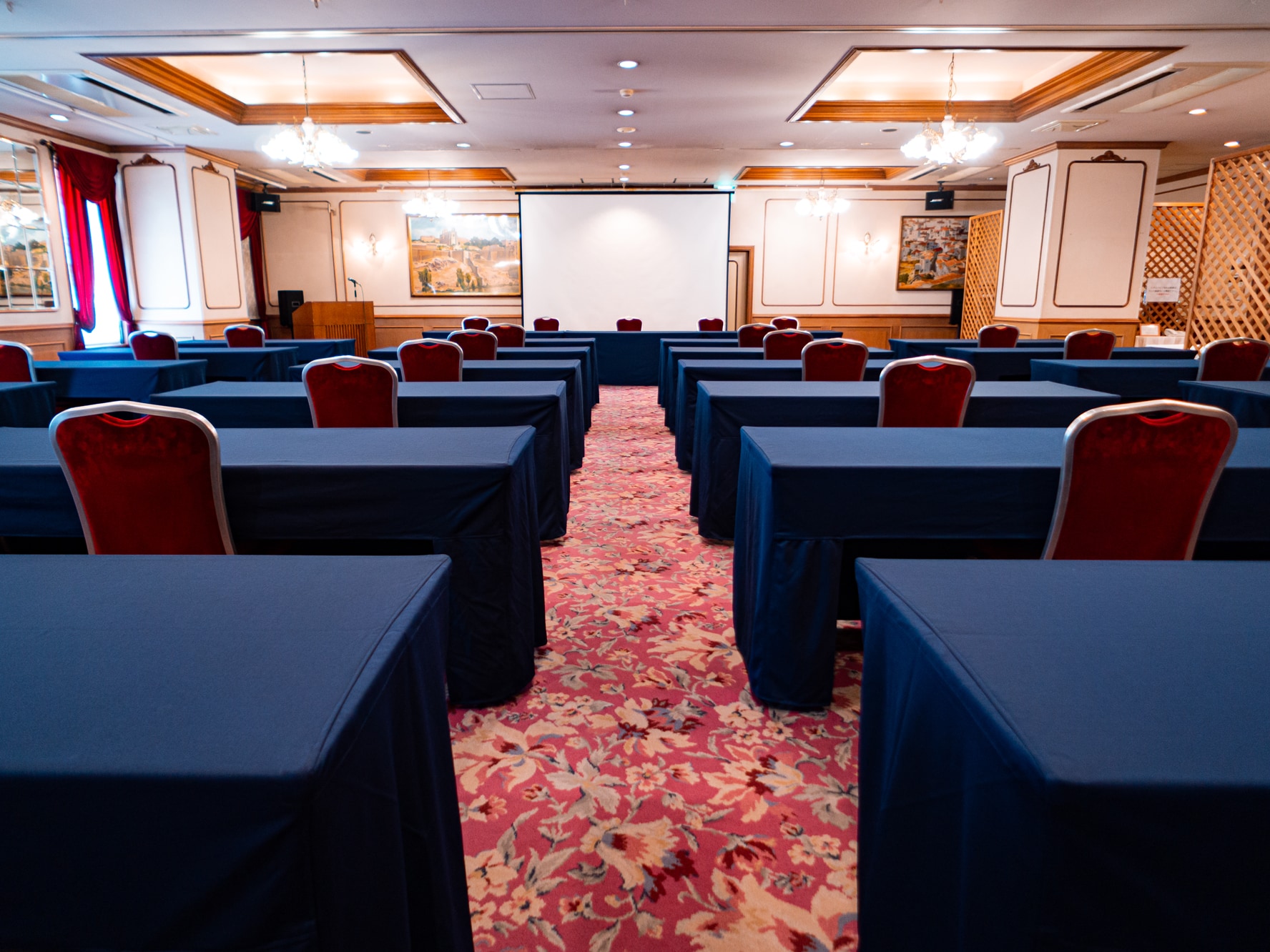 最大100名収容可能な大会議室