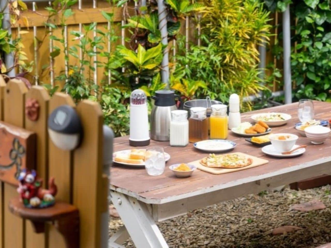 居酒屋・南美花の左隣にある、おうちの庭が朝食会場です。