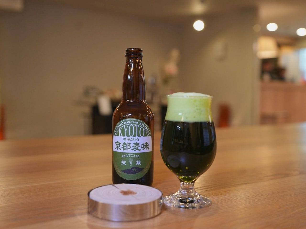 地ビール提供イメージ。ウッドディフューザーと共に香りをお楽しみください。