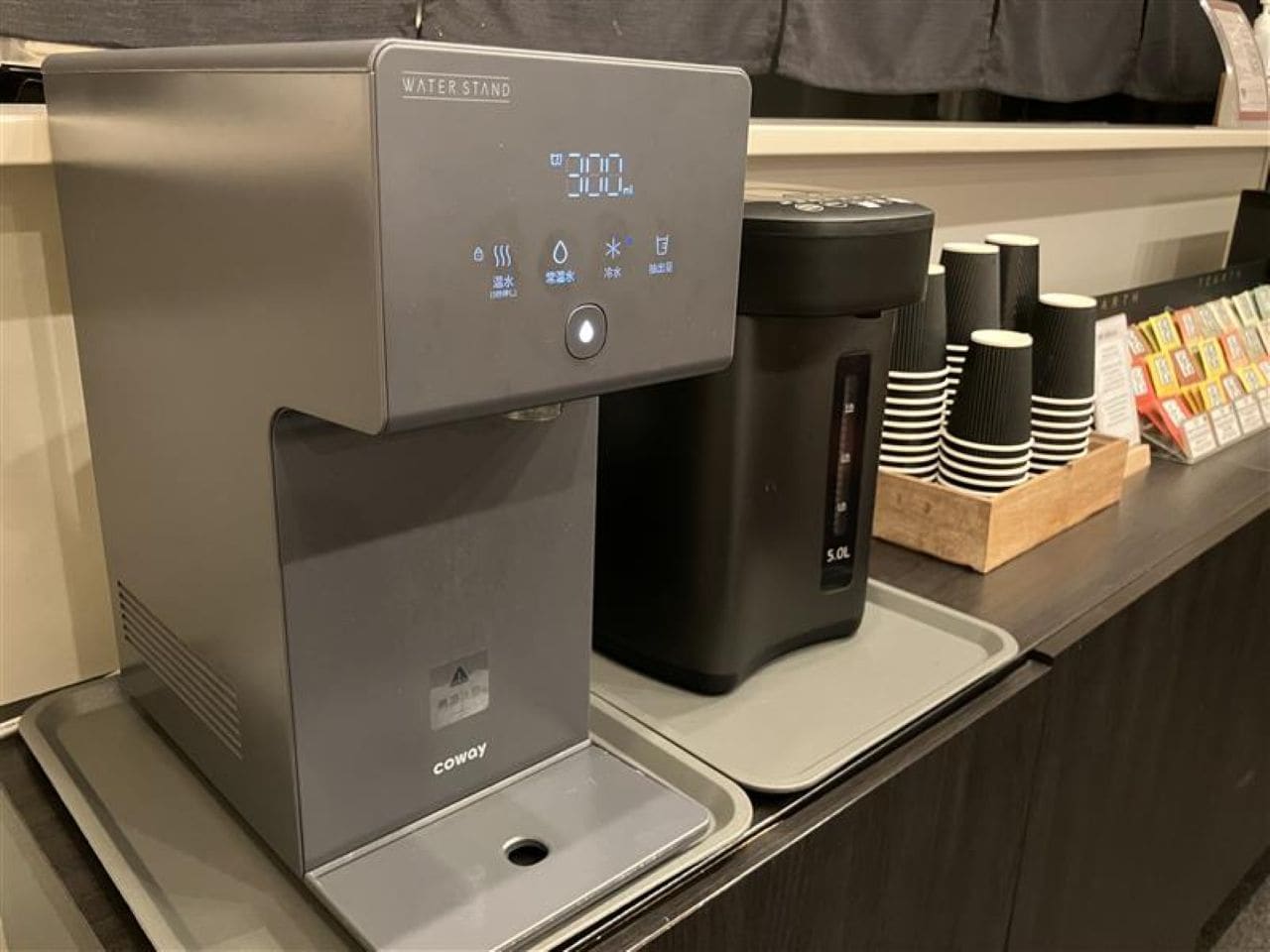 ウォーターサーバー：本館ラウンジにウォーターサーバー・ポットがございます。