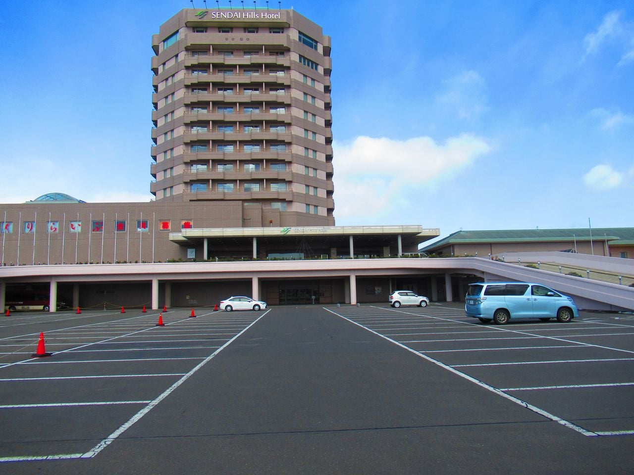 ホテル正面駐車場